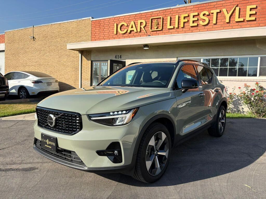 2023 VOLVO XC40