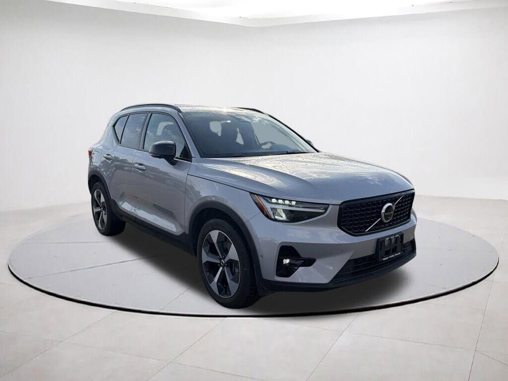2025 VOLVO XC40