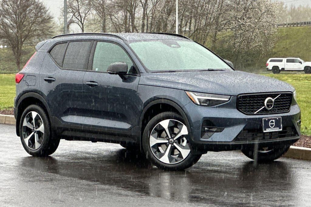 2026 VOLVO XC40
