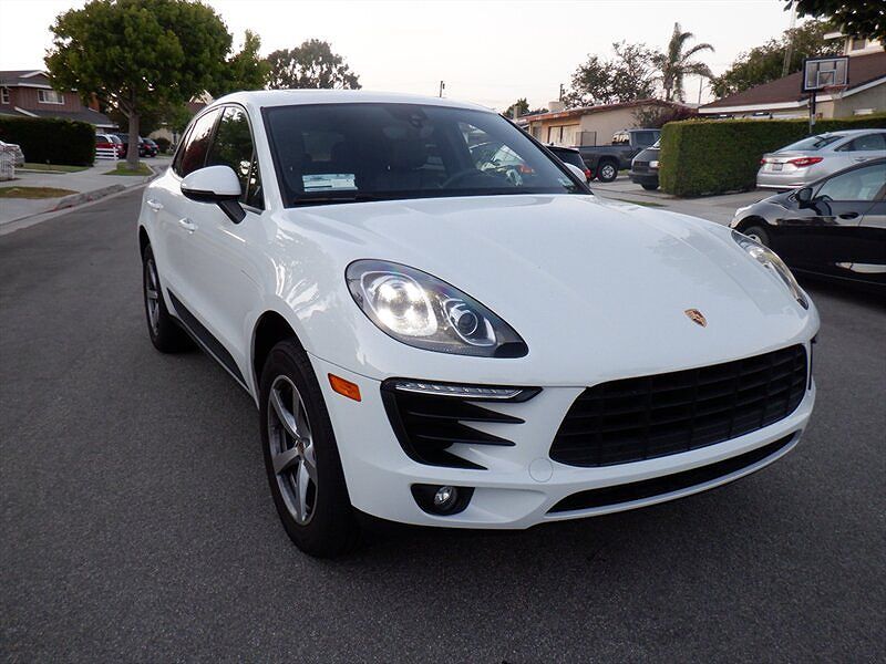 2017 PORSCHE Macan