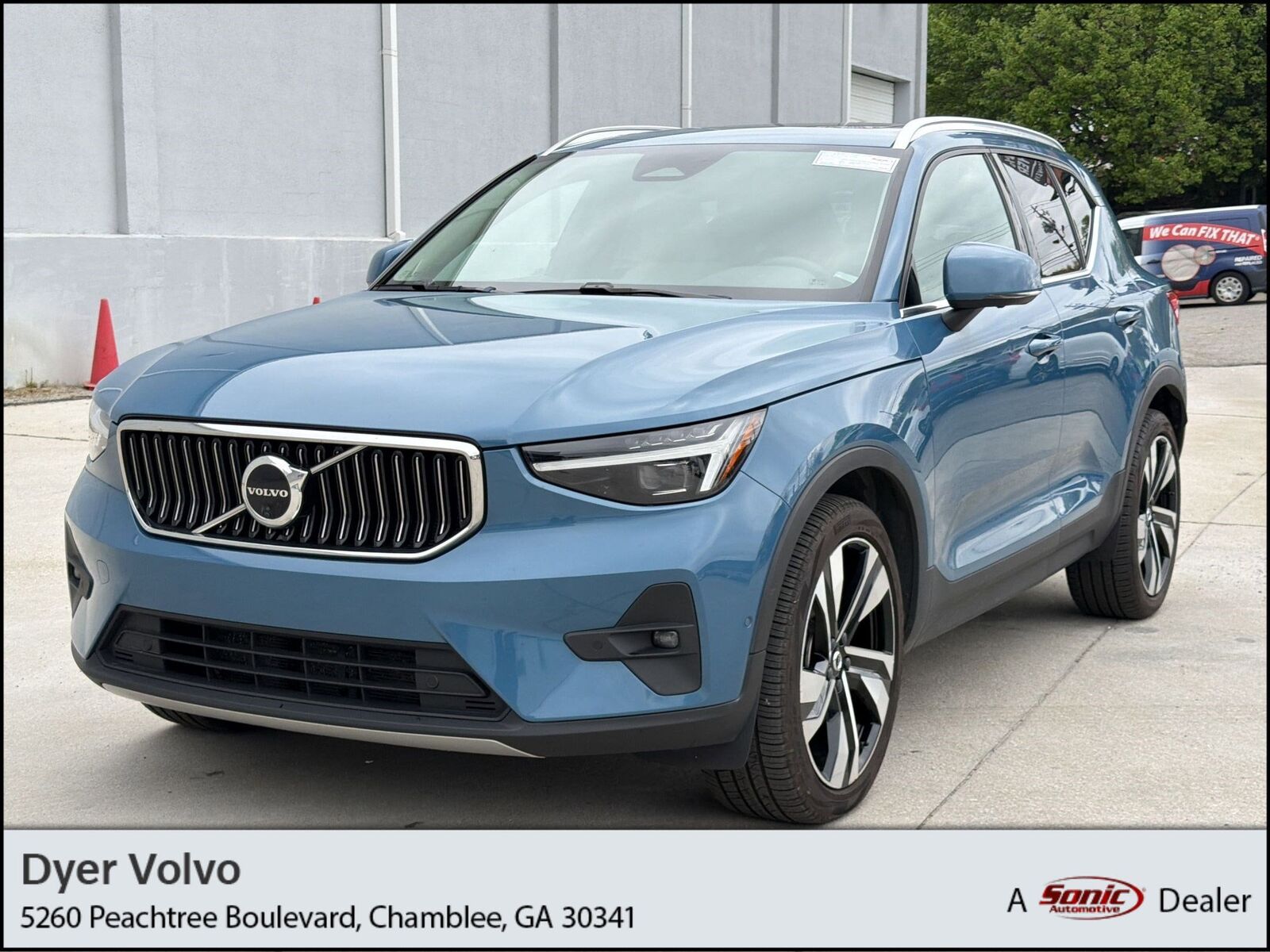 2023 VOLVO XC40
