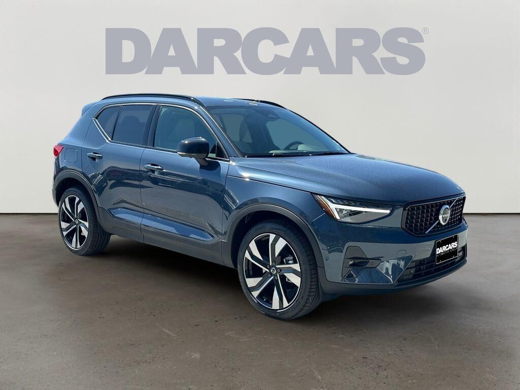 2026 VOLVO XC40