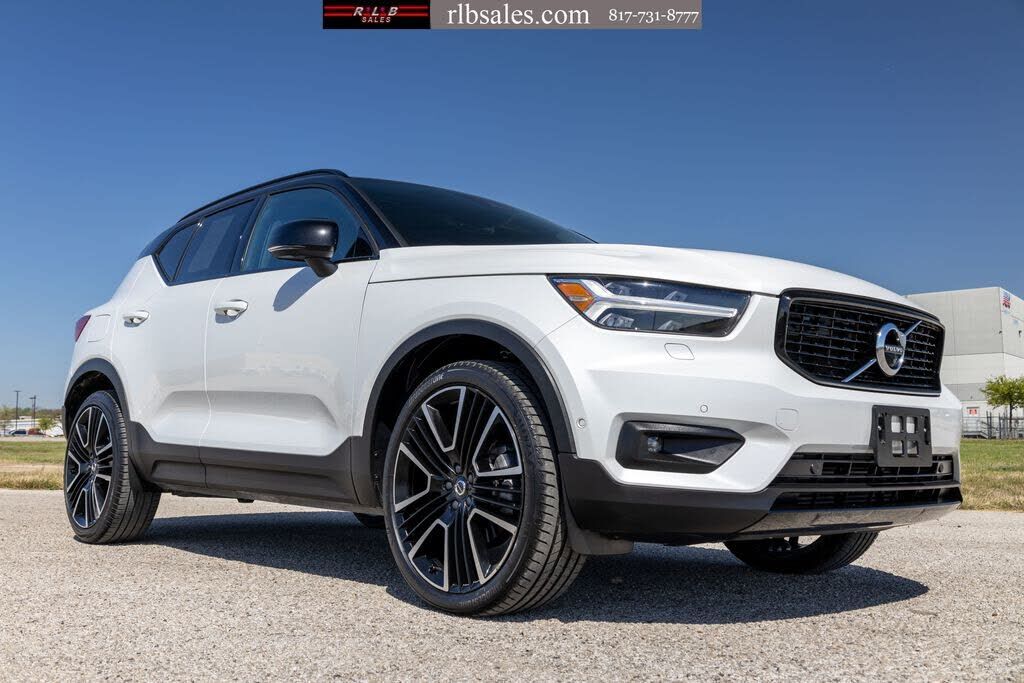 2022 VOLVO XC40