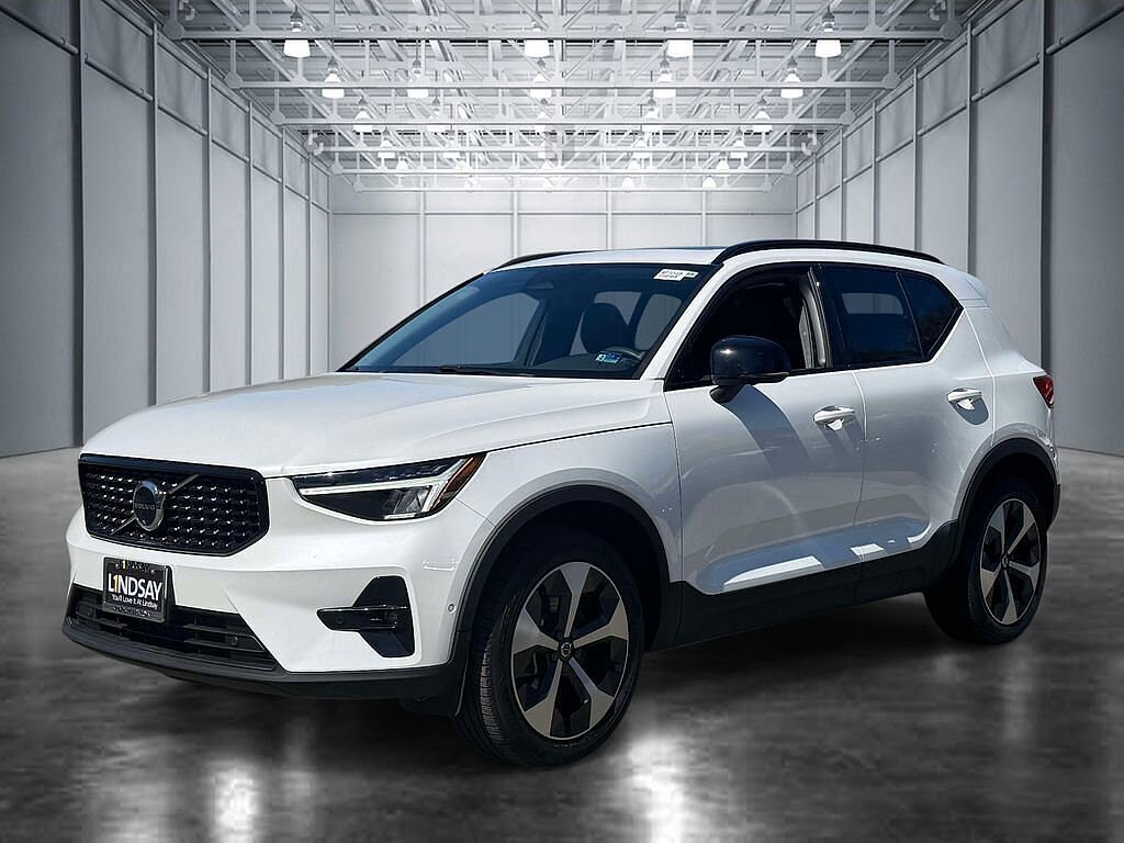 2024 VOLVO XC40