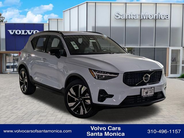 2026 VOLVO XC40