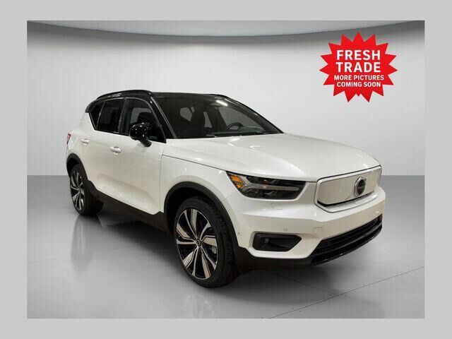 2022 VOLVO XC40