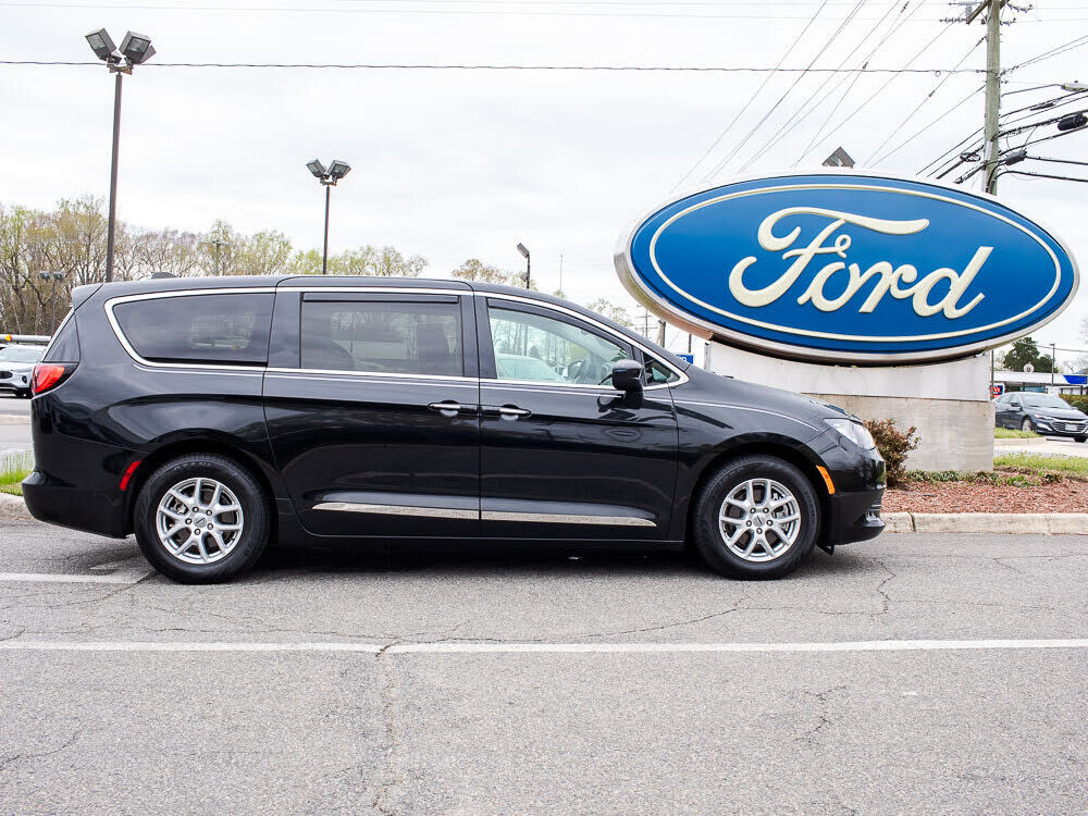 2023 CHRYSLER Voyager