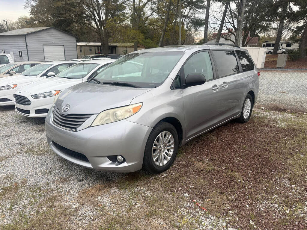 2011 TOYOTA Sienna