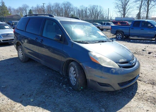 2010 TOYOTA Sienna