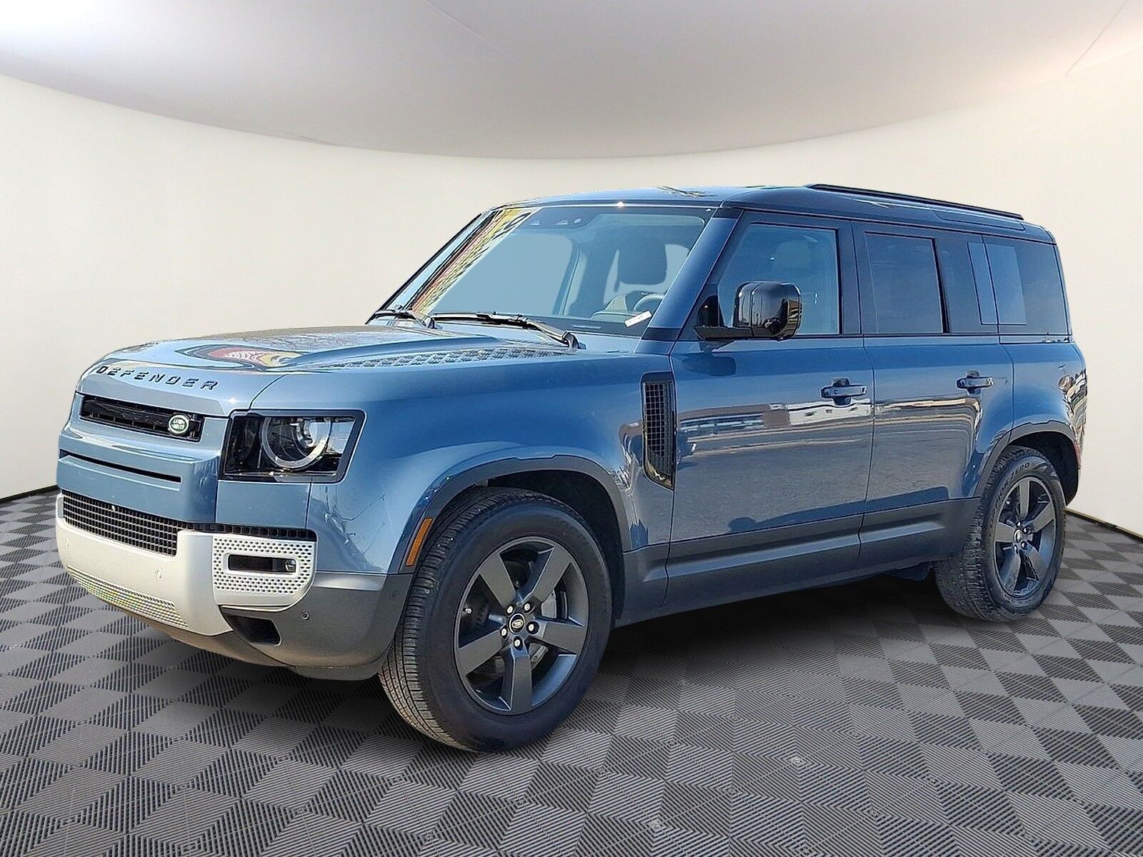 2025 LAND ROVER Defender