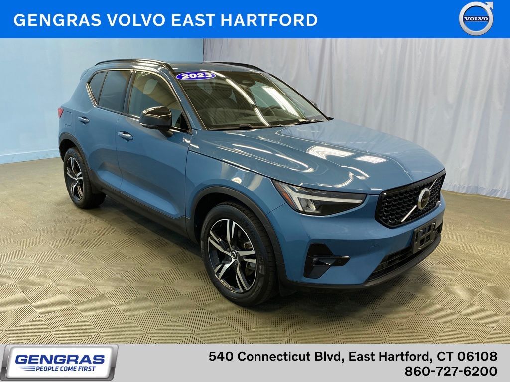 2023 VOLVO XC40
