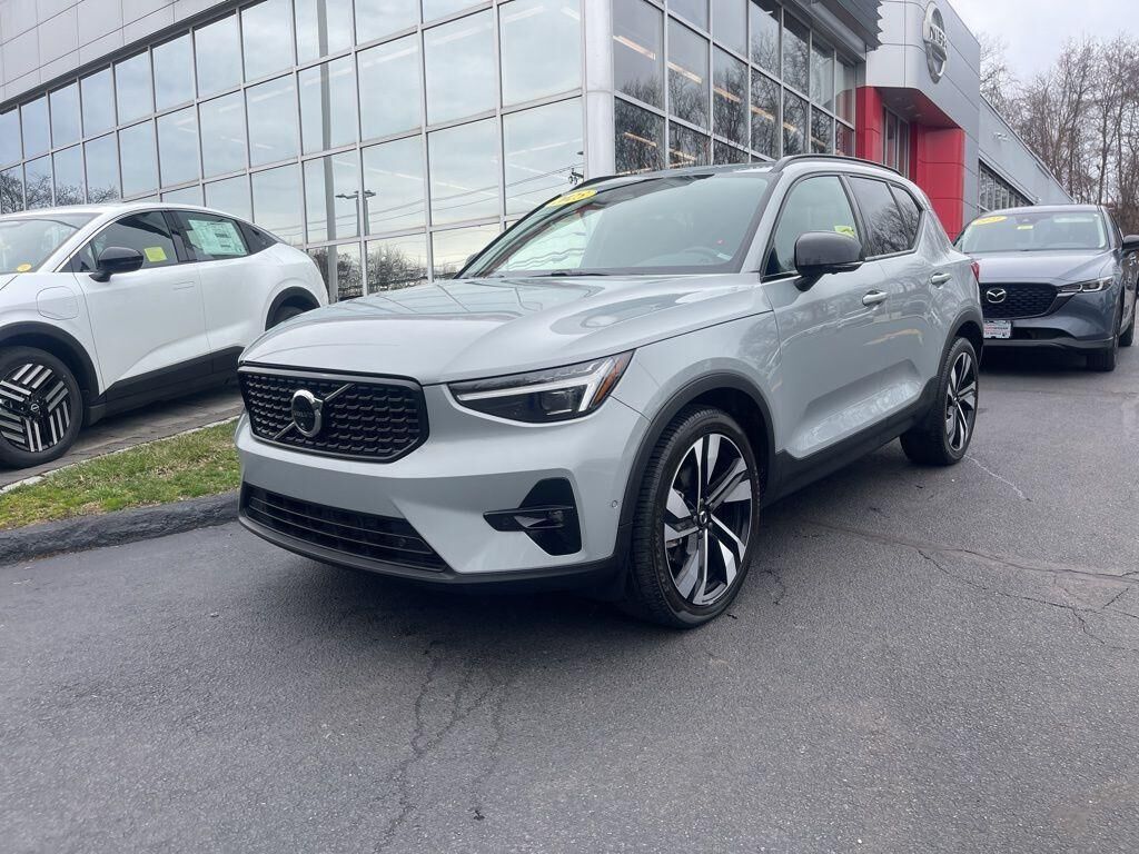 2025 VOLVO XC40