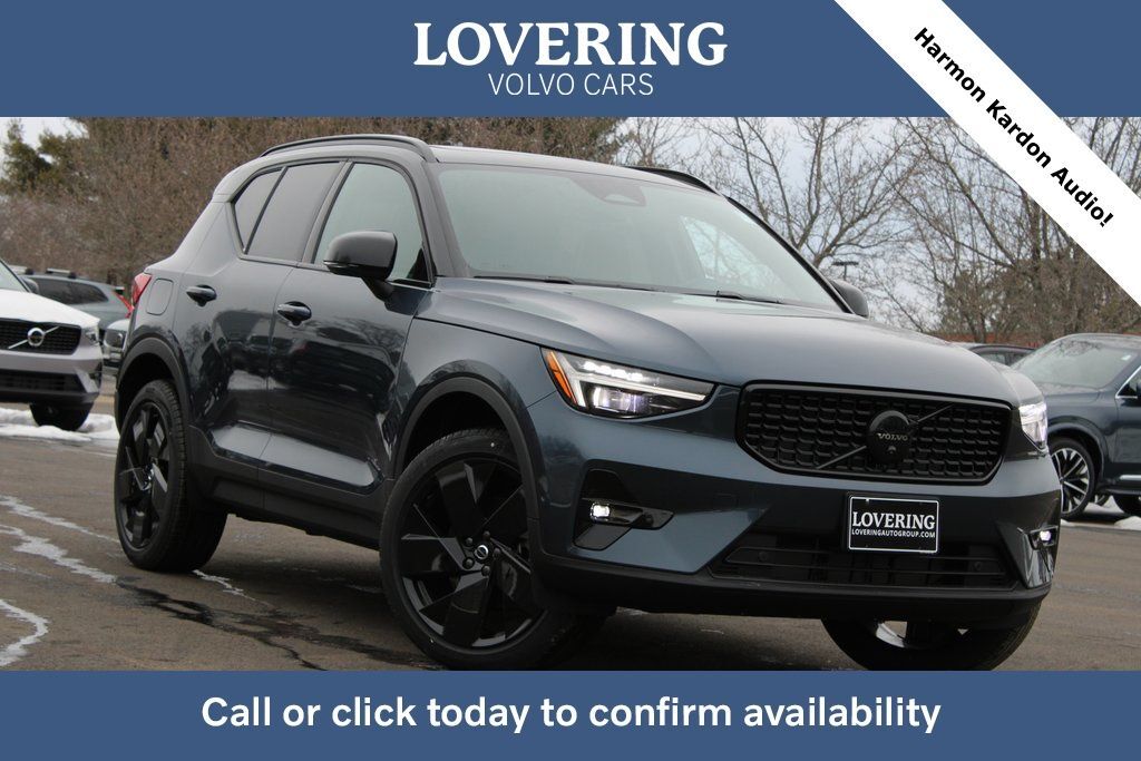 2026 VOLVO XC40