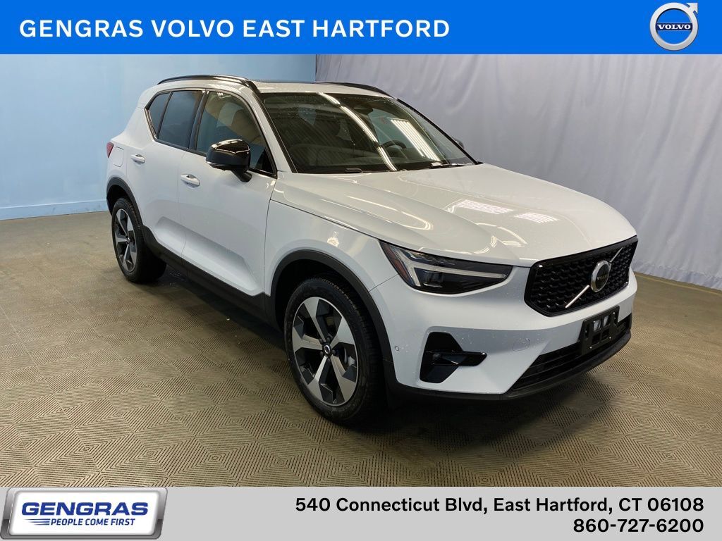 2026 VOLVO XC40