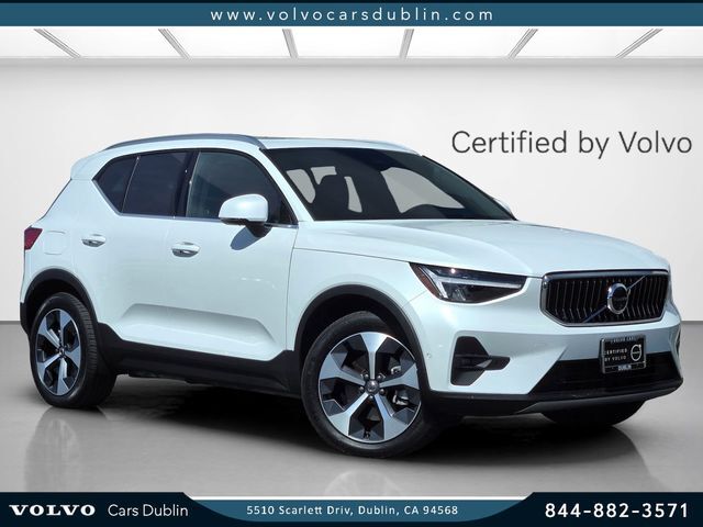2025 VOLVO XC40