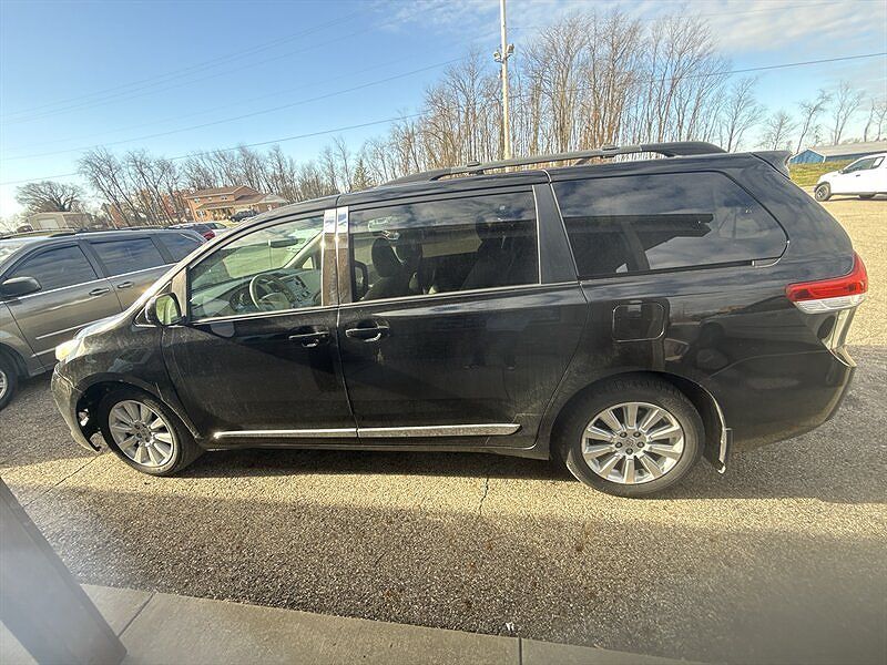 2011 TOYOTA Sienna