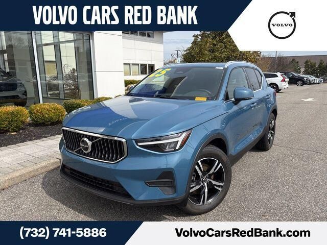 2025 VOLVO XC40