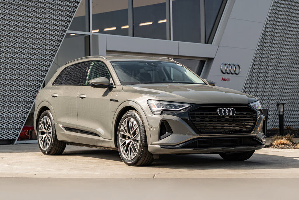 2024 AUDI Q8