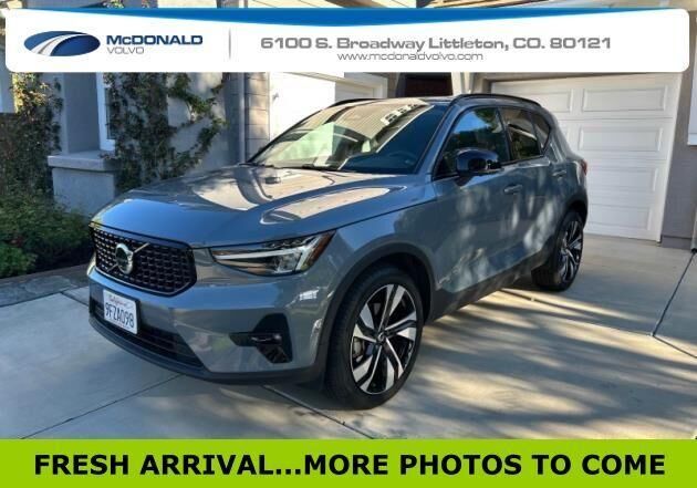 2023 VOLVO XC40