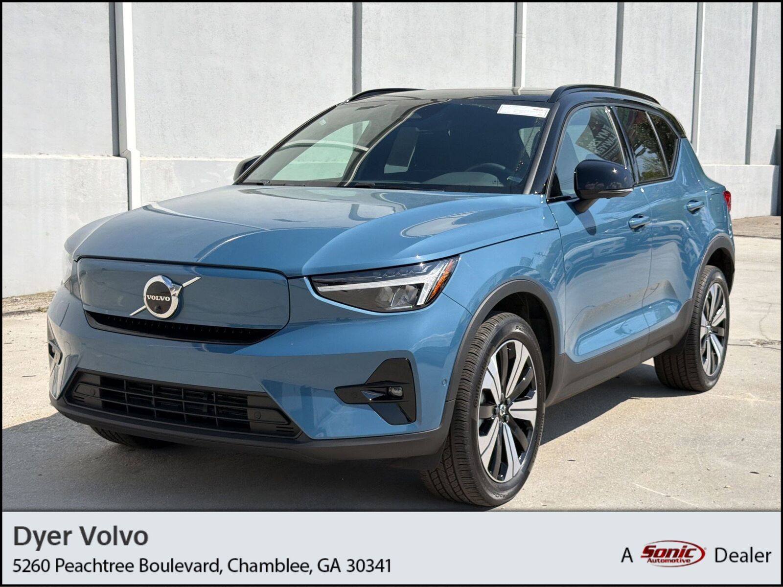 2023 VOLVO XC40