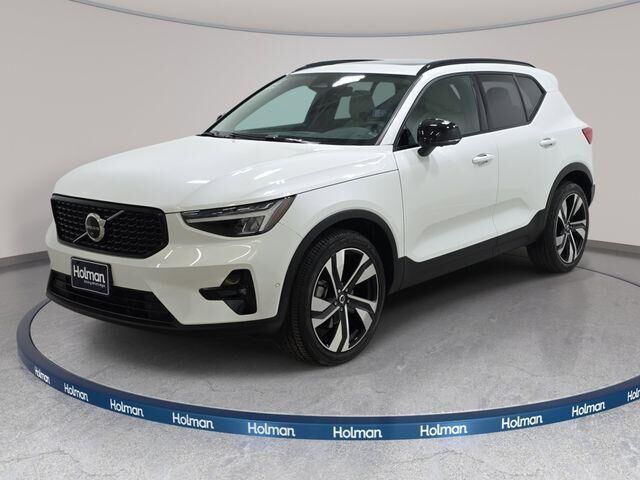 2023 VOLVO XC40