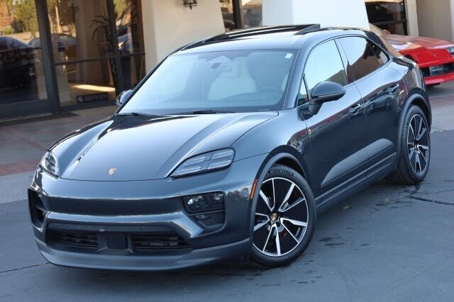 2025 PORSCHE Macan