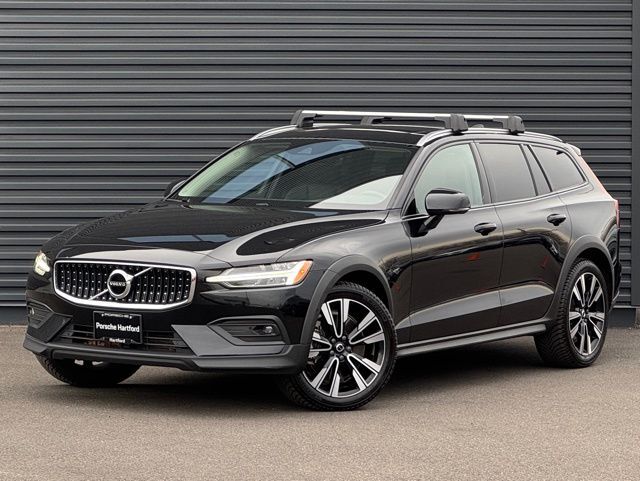 2021 VOLVO V60CC