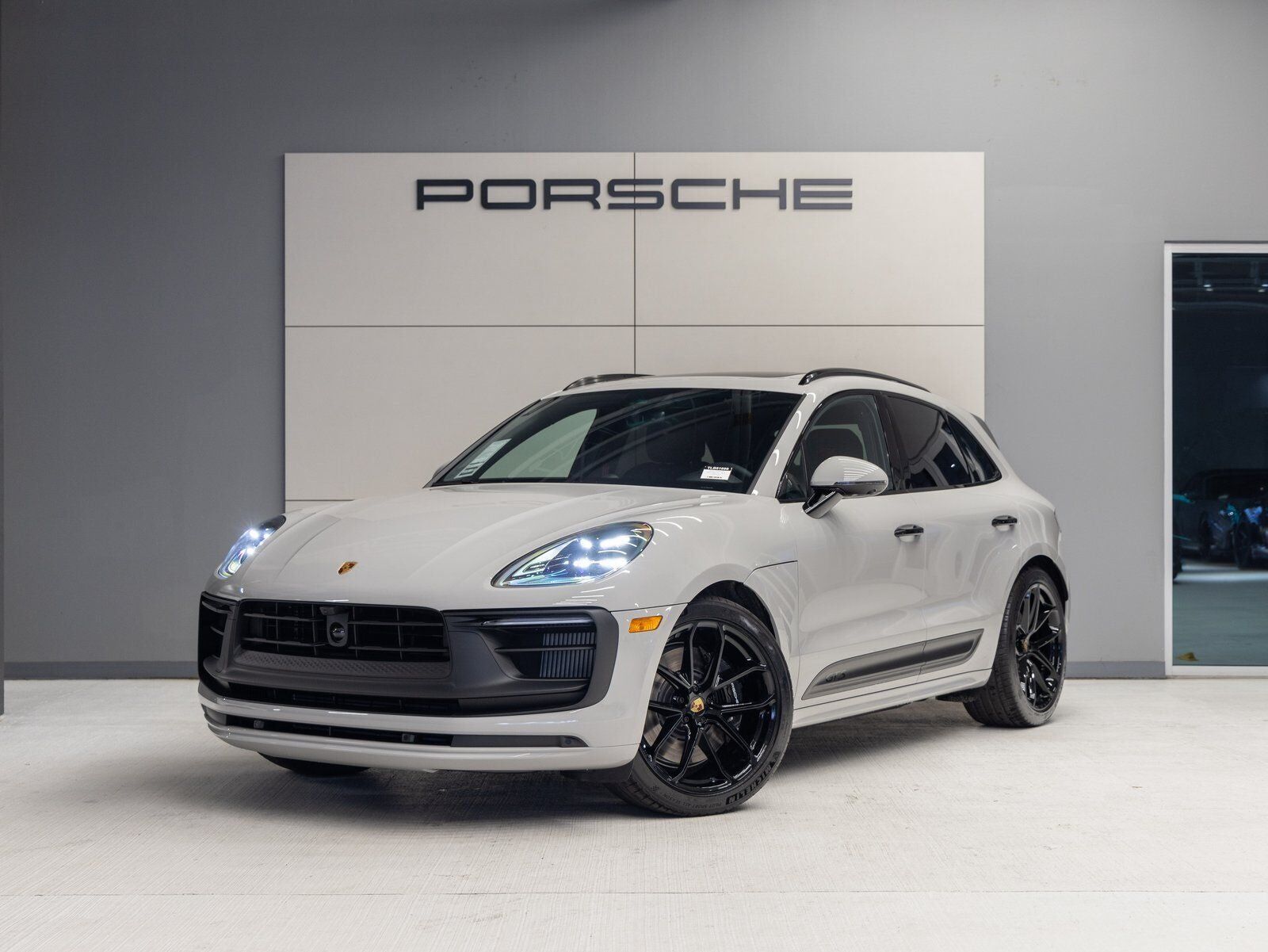 2026 PORSCHE Macan