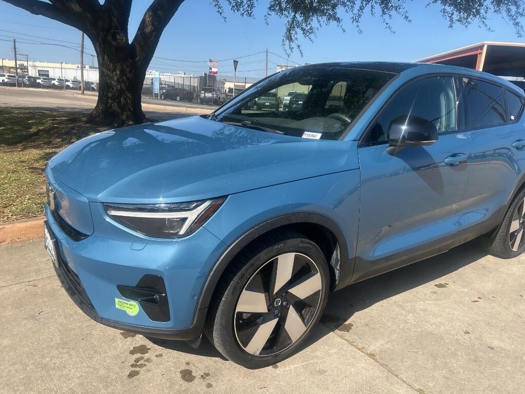 2023 VOLVO C40