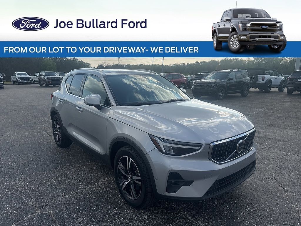 2023 VOLVO XC40