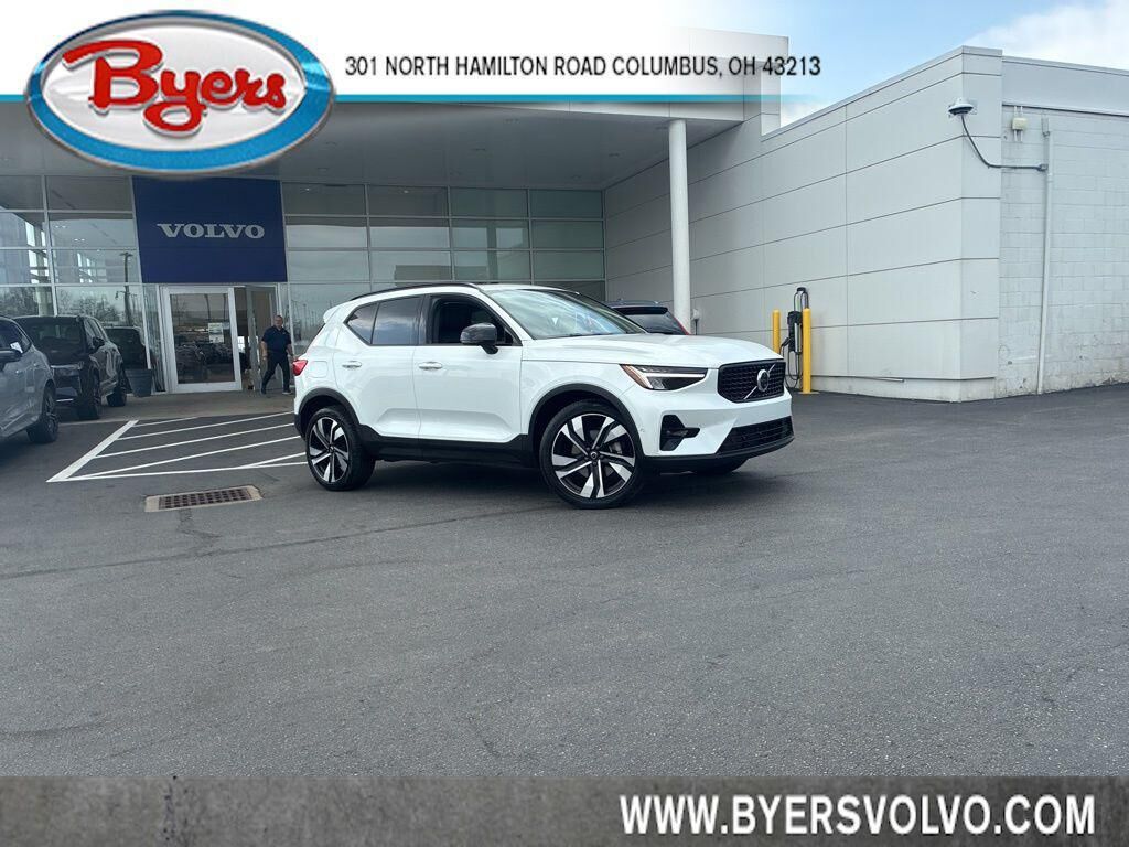 2023 VOLVO XC40