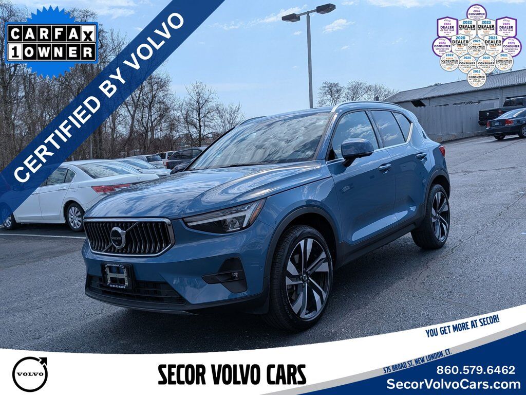 2023 VOLVO XC40