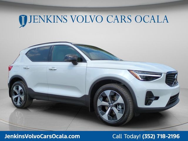 2026 VOLVO XC40