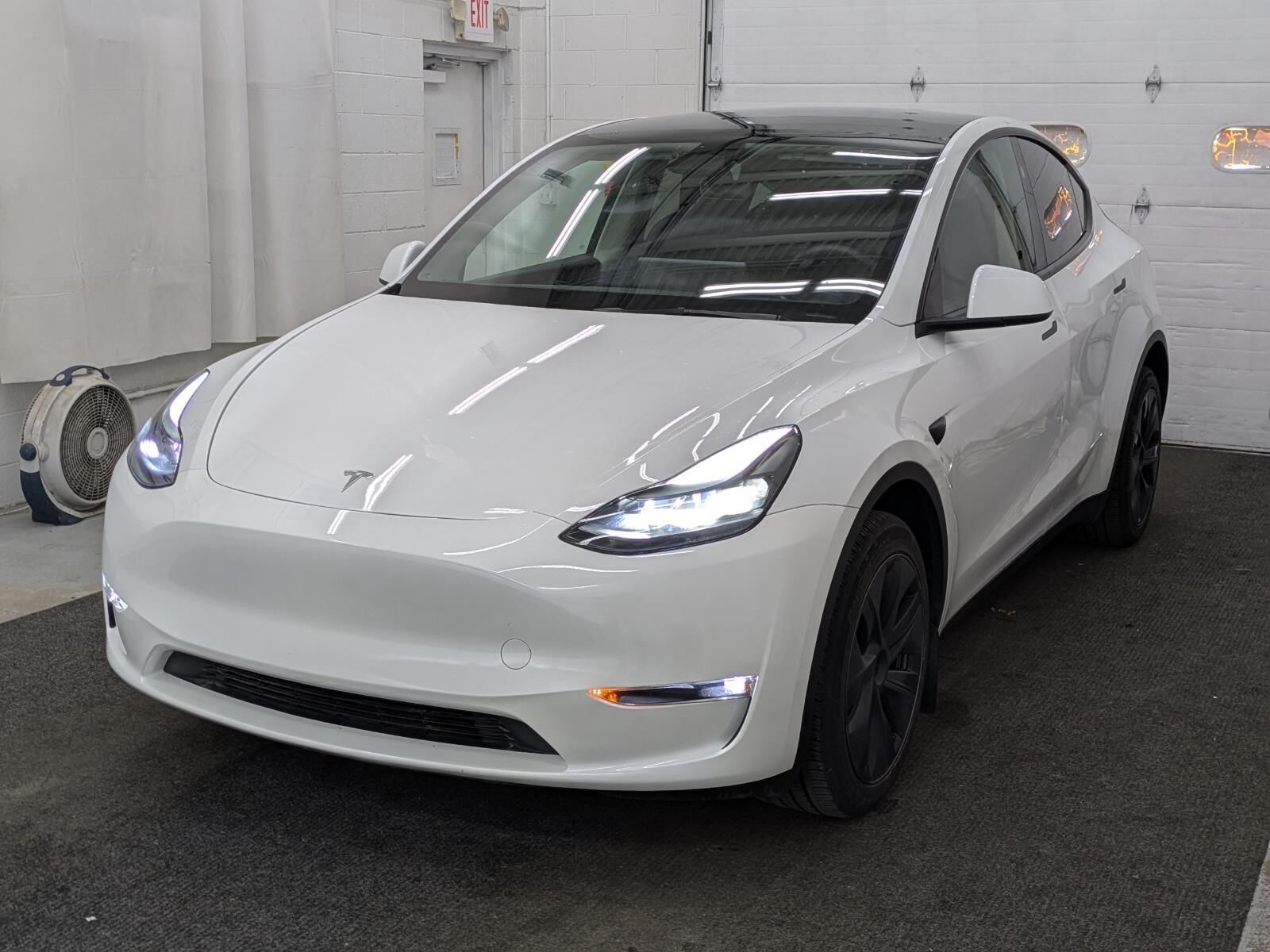 2025 TESLA Model Y