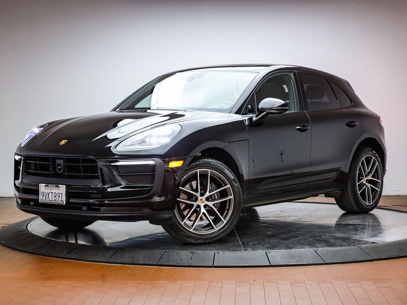 2025 PORSCHE Macan