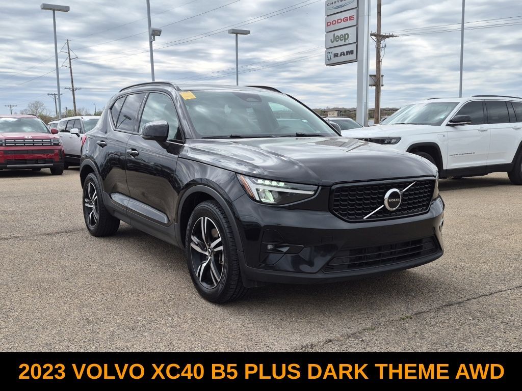 2023 VOLVO XC40