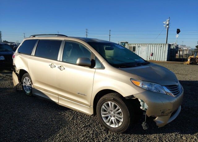 2011 TOYOTA Sienna
