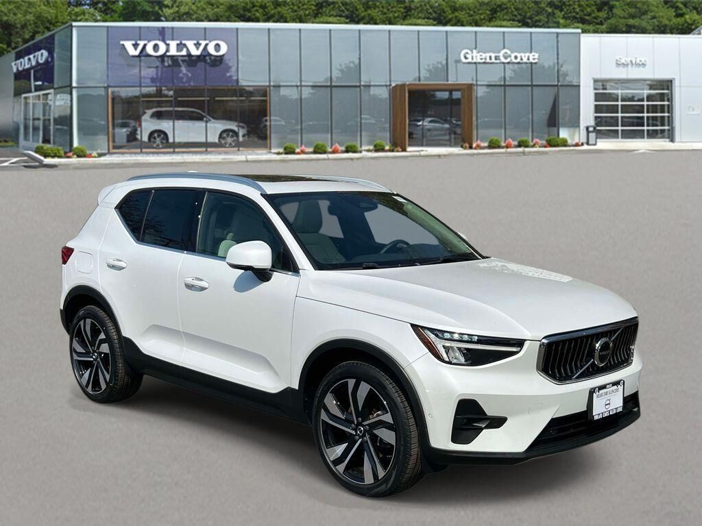 2023 VOLVO XC40
