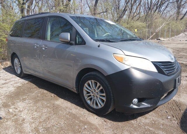 2012 TOYOTA Sienna