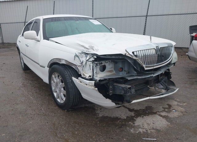2011 LINCOLN Town Car