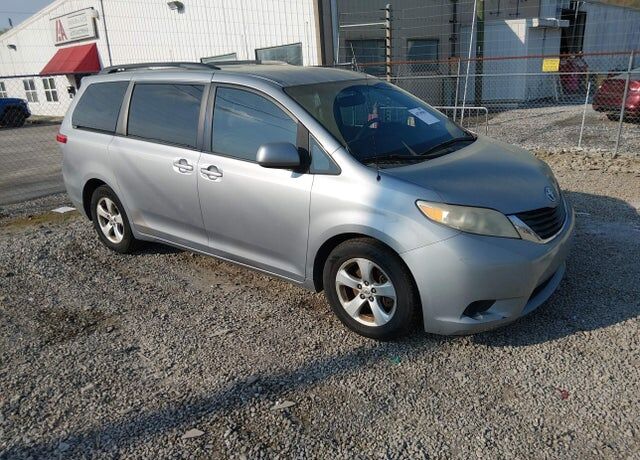 2011 TOYOTA Sienna