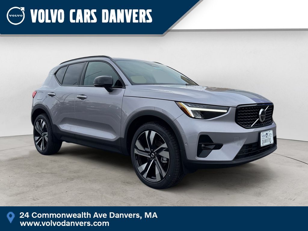 2026 VOLVO XC40