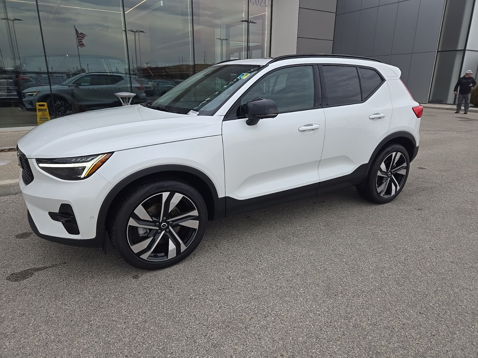 2025 VOLVO XC40