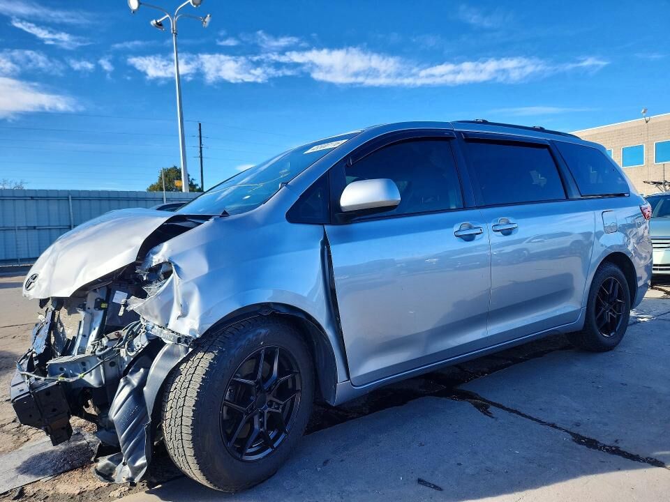2017 TOYOTA Sienna