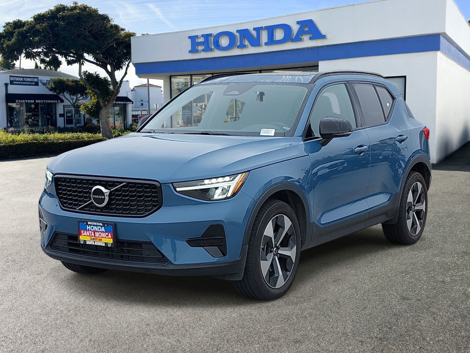 2024 VOLVO XC40