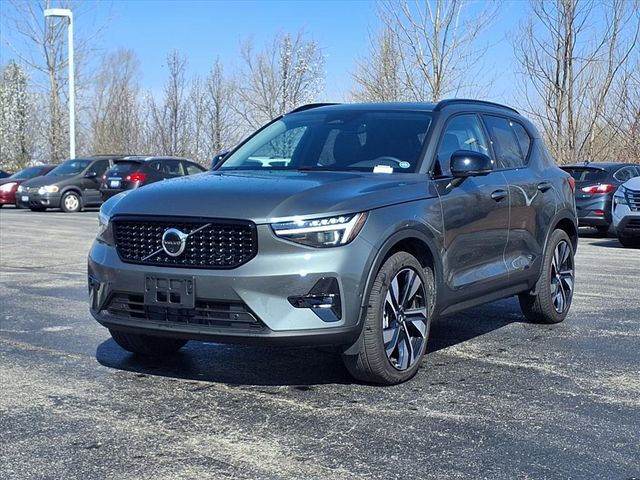 2026 VOLVO XC40