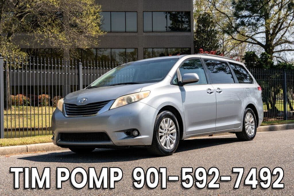 2011 TOYOTA Sienna
