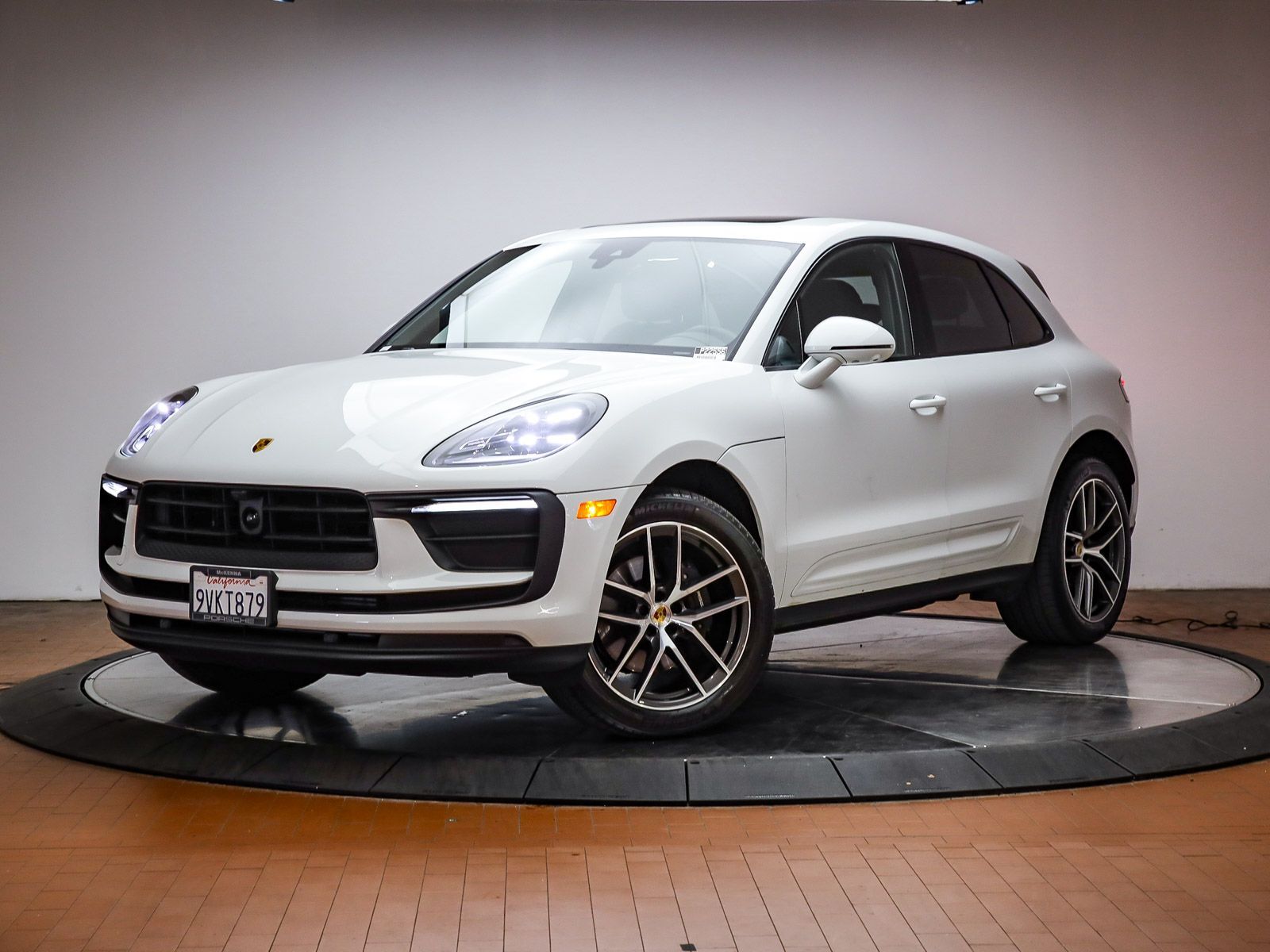2025 PORSCHE Macan