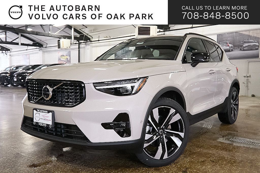 2026 VOLVO XC40