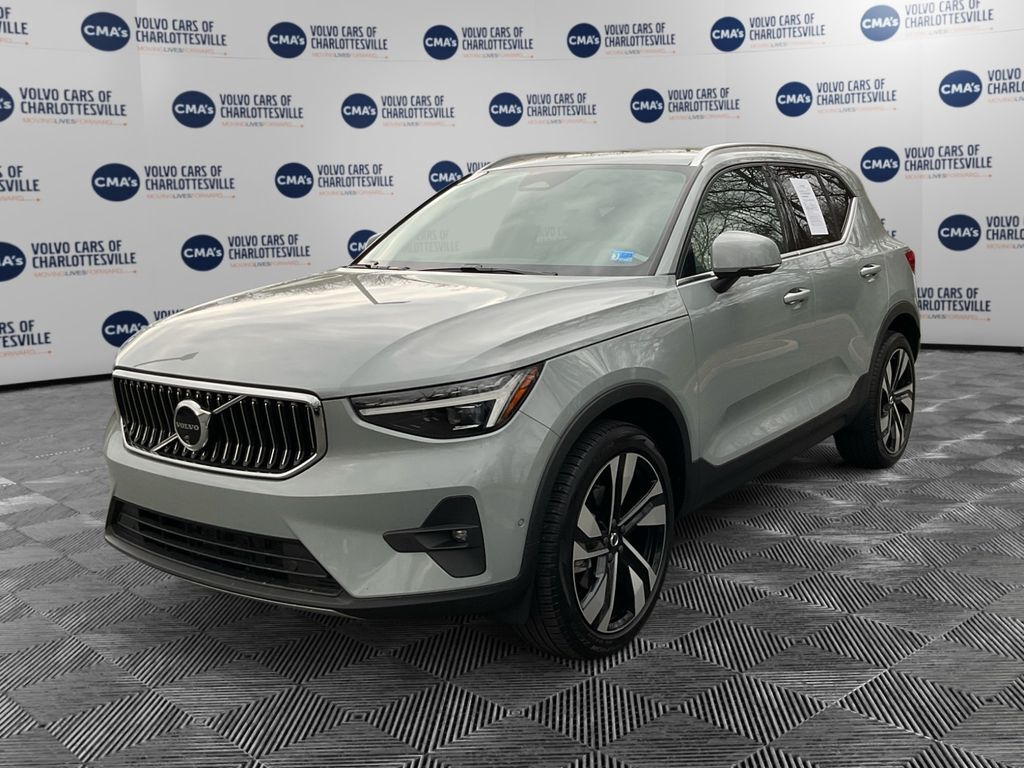 2025 VOLVO XC40